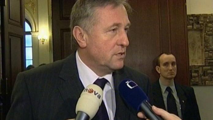 Sněmovna se bavila bordelem, vztyčeným prstem i opicemi