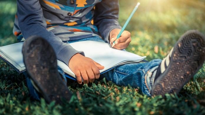 Chlapec (9) neměl respirátor. Test si musel napsat venku před školou