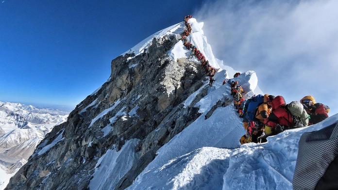Na Mount Everestu je plno! V obrovských frontách umírají lidé