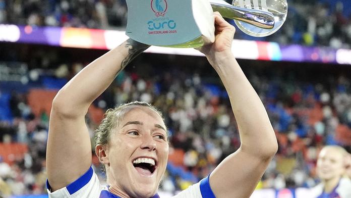 Na ME rivalky, teď šťastný pár? Fotbalistky řádí u moře, ukázaly sexy těla v plavkách