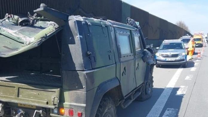 Havarované vojenské auto na D1