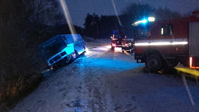 Autobus po nehodě visel nad svahem. Lidé byli uvěznění uvnitř