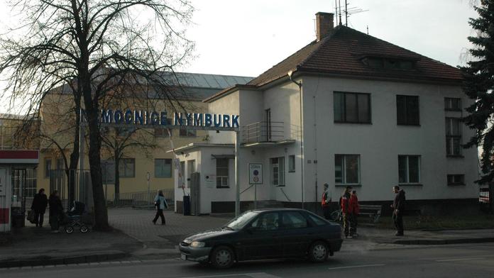 V nymburské nemocnici muž napadl sestřičku. Dostala ránu lopatou