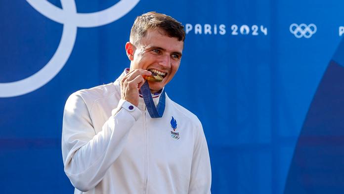 Skandál v Paříži. Člen týmu olympijského vítěze močil na veřejnosti a napadl policii