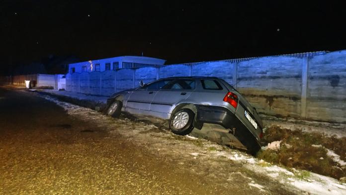 Opilý řidič zaparkoval felici do příkopu, měl skoro tři promile