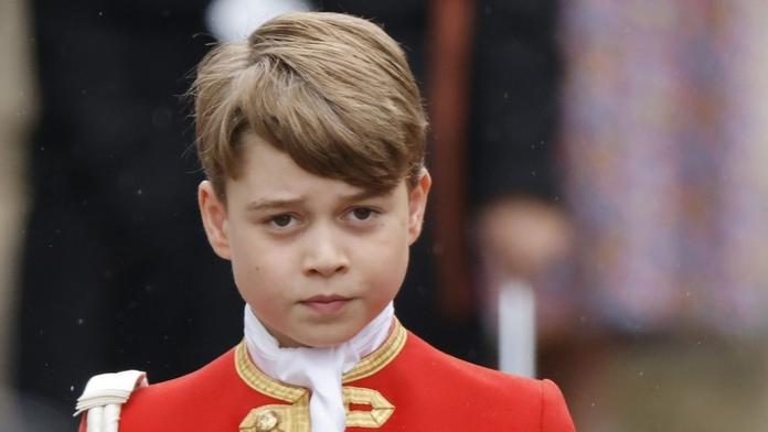 Prince George trápí strach ze šikany. Přesvědčil proto krále, aby změnil tradici