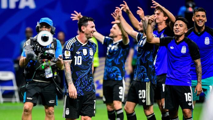 Fotbalisté Argentiny oslavují postup i svého kapitána Lionela Messiho