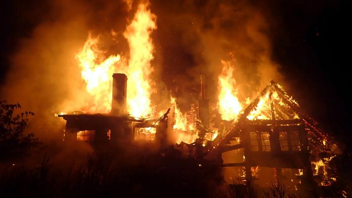 Ve Valašském Meziříčí hořel rodinný dům. Zasahovalo 6 jednotek hasičů