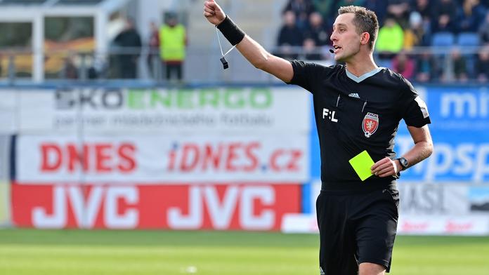 Derby bude pískat sudí, který dříve zařízl Spartu i Slavii. Fanoušci jsou proti