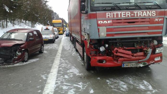 Řetězová nehoda 6 aut na D1. Policista je zraněný