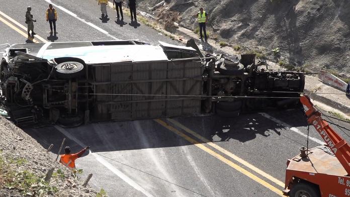 Srážka autobusu s nákladním autem v Mexiku si vyžádala 16 mrtvých a desítky zraněných