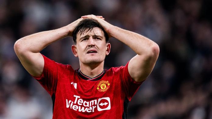 Harry Maguire se drží za hlavu