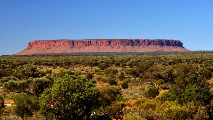 Davy turistů míří na posvátnou horu Uluru. Mají posledních pár dní