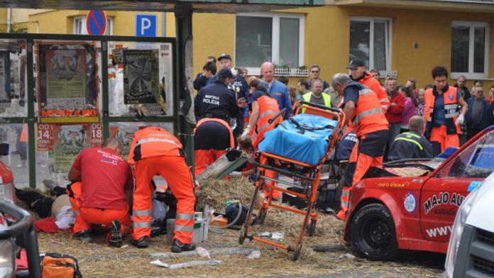 Závodní auto usmrtilo těhotnou ženu a chlapečka (†10)