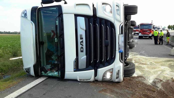 Kamion na boku blokoval dopravu v Olomouci. Tvořily se kolony