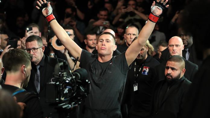 Jsem chodící milionář, vtipkoval zápasník UFC. Přitom mu v bufáči zamítli kartu