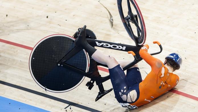 Hrůzná kolize při olympijském keirinu. Cyklistky se srazily ve vysoké rychlosti
