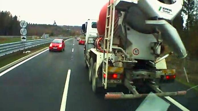 Řidička se spolehla na navigaci, jela po dálnici D6 v protisměru!