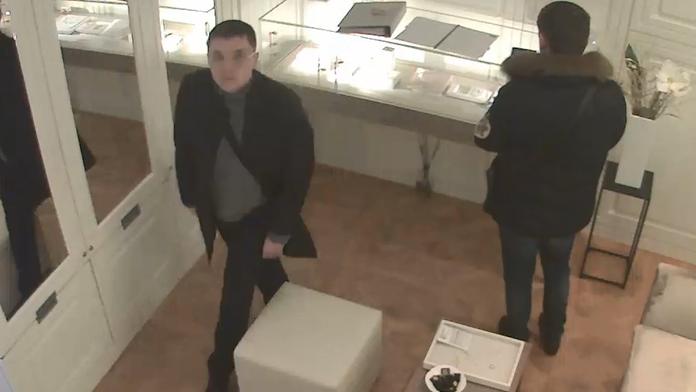 Zabavili prodavačku, vyrabovali vitrínu. Policie hledá zloděje šperků!