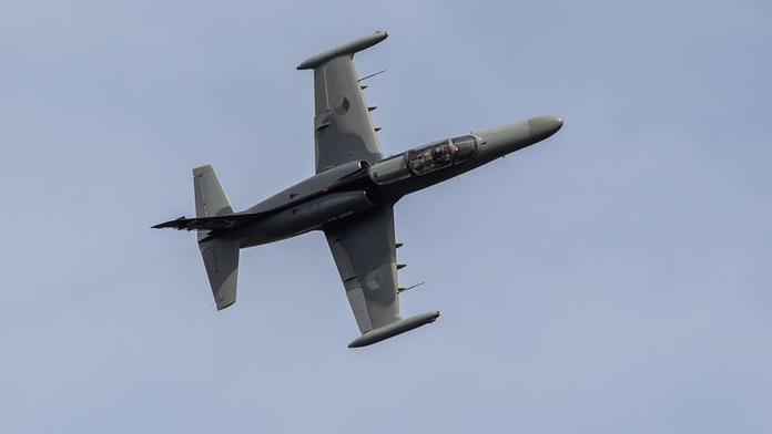 Vojáci začali vyzvedávat trosky letounu L-159. Zemřel v něm mladý pilot