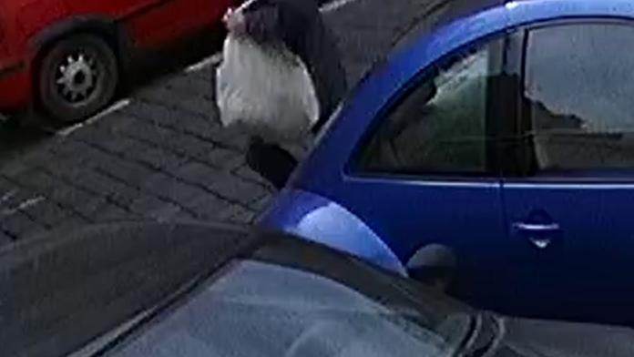 Lupič s pistolí v ruce přepadl kadeřnictví. Žena se ubránila!