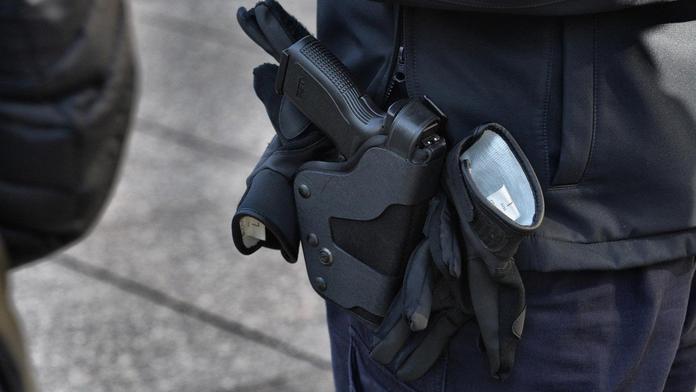 Pes se zakousl policistovi do nohy! Když se přiblížil znovu, padl výstřel