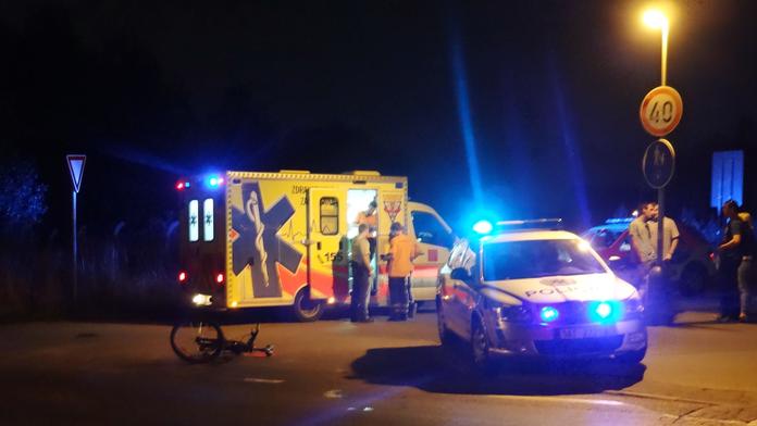Cyklista ukázal rukou doleva a odbočil. Srazil ho autobus