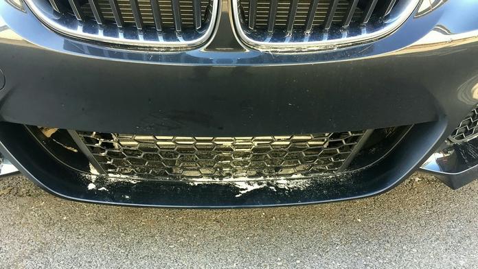 Stovky nových luxusních BMW zasypal písek. Škoda je obrovská
