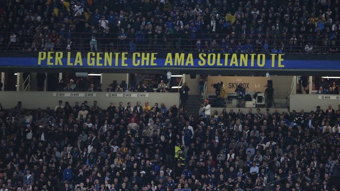 Fanoušci úspěchu. Po třetím gólu Barcelony odešli, marně se snažili vrátit