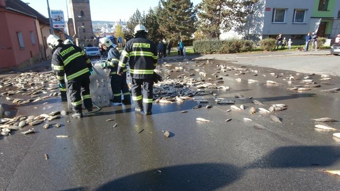 Z valníku se vylily dvě tuny ryb! Křižovatka byla uzavřená celé hodiny