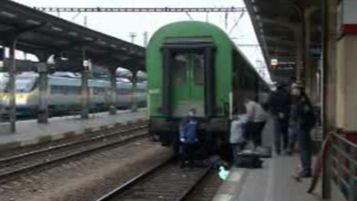 VIDEO: Spadl z perónu, zabil jej rychlík EuroCity