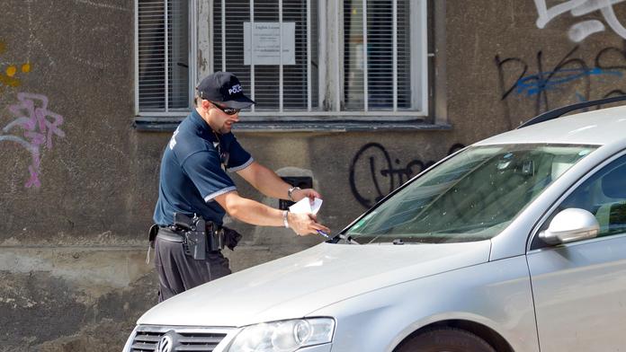 Nejdivnější pravidlo na světě? Pokuta za otevření dveří špatnou rukou