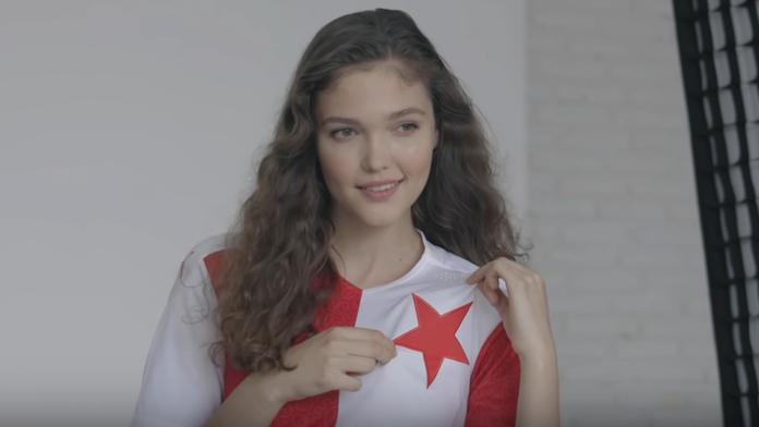 Na Slavii se utužují rodinné vztahy, dcera šéfa Tvrdíka pózuje s budoucí švagrovou