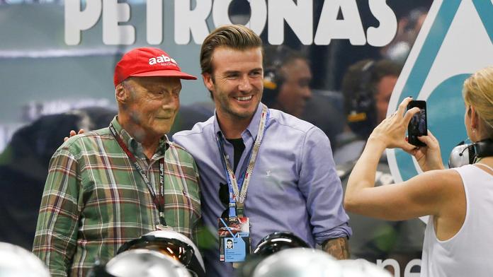 S Beckhamem prý pózuje "postarší fanoušek". Byl to Niki Lauda!