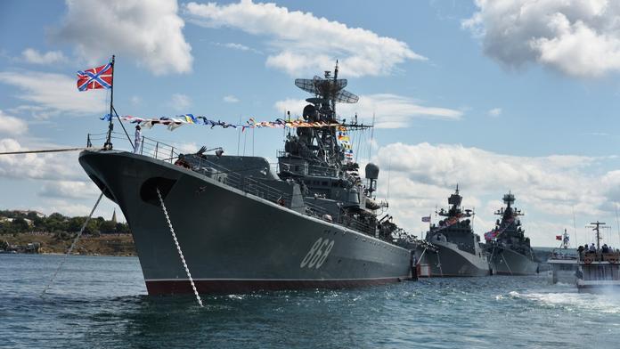 Poplach v průlivu u Velké Británie. Ruská válečná loď začala pálit