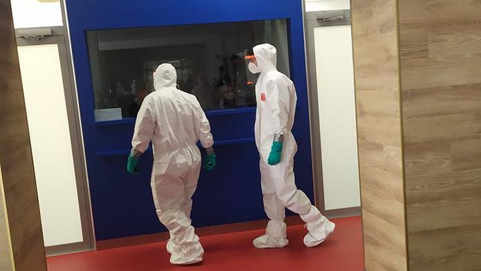 Čechy po návratu z Bulharska drželi v letadle. Někdo oznámil Covid-19 na palubě