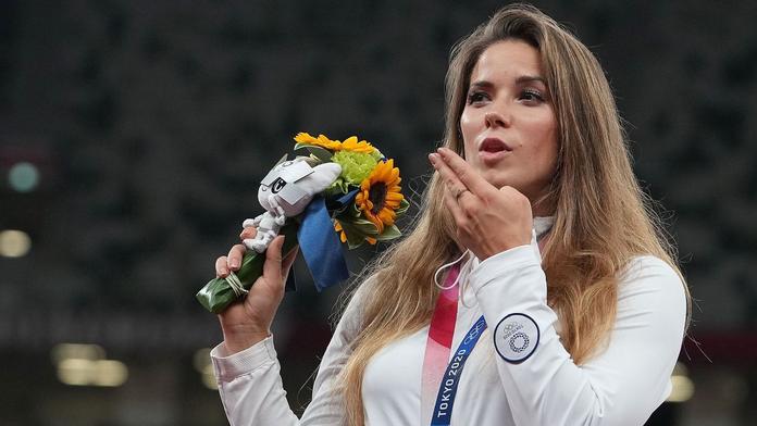 Oštěpařka vydražila medaili na pomoc nemocnému dítěti, pak ji dostala zpátky