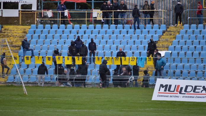 Hrajete za Košice, ne za vesnici, řvali fandové a donutili hráče svléknout se