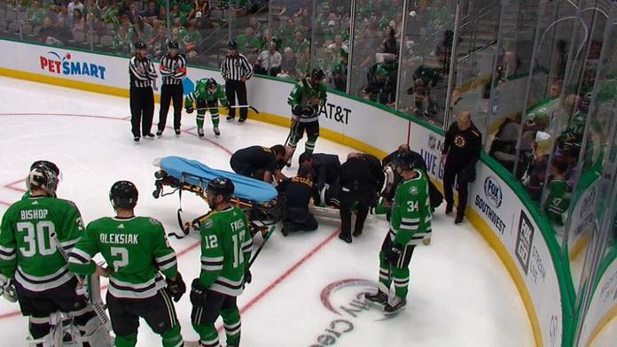 Mrazivá chvíle v NHL: Polák narazil hlavou do hrazení, z ledu ho odvezli
