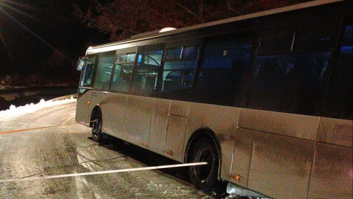 Počasí komplikuje dopravu. Na jihu Čech skončil autobus v příkopu