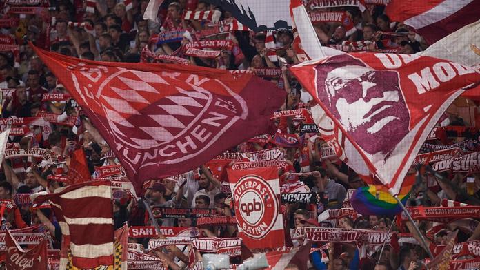 Respektujte fanoušky! Příznivci Bayernu protestovali proti odkladu zápasů v Anglii