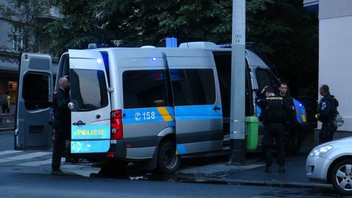 Senior se měl pokusit zavraždit mladší ženu! Lékaři jí zachránili život