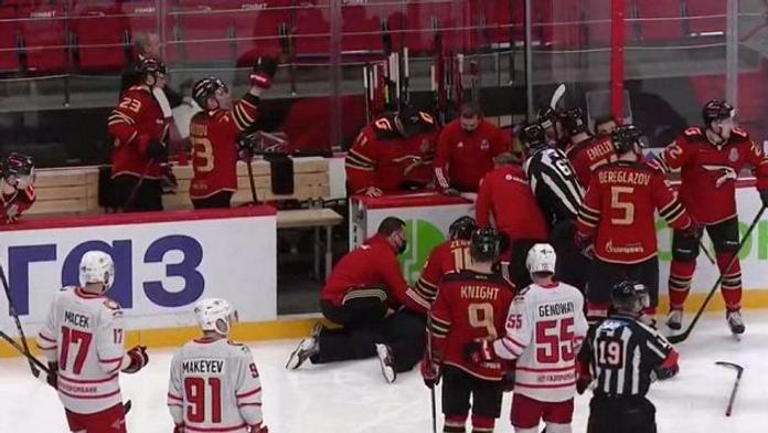 Hrozivý moment! Sudí v KHL omdlel, museli ho odvézt na nosítkách