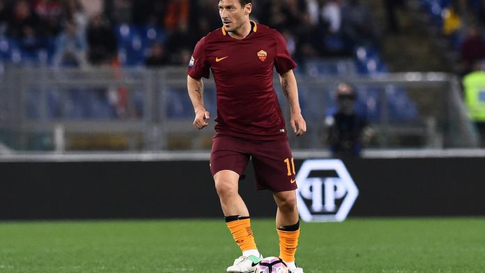 Bývalý fotbalista Totti stále umí! Jeho nádherná střela baví internet