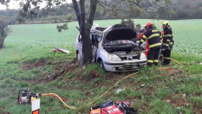 U Blanska narazilo auto do stromu. Z pěti zraněných jsou čtyři děti