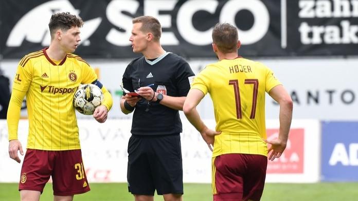 Rozhodčí v lize chybovali. Poškozena byla opět pražská Sparta