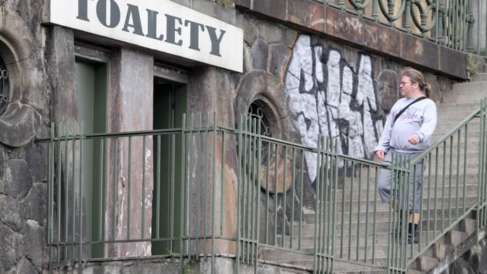 Útok na veřejných záchodech. Důchodce škrtili a obrali o peníze!