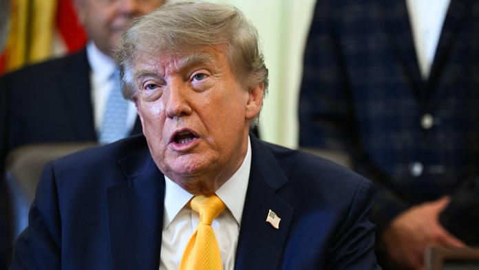 Ukrajina nařídila zastavit palbu. Trumpovi vyjednavači míří do Moskvy a Kyjeva