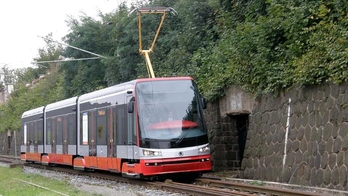 V plzeňské tramvaji dívce poleptali oči. Řidič nepomohl a ujel