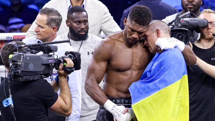 Joshua neunesl prohru, ukradl pásy a vyhodil je z ringu. Usyk jen zíral